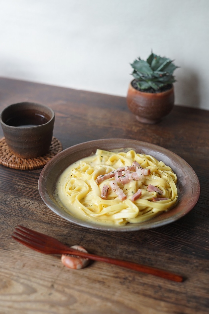 備前リム皿24　QuietHouse　－生パスタ　カルボナーラ－
