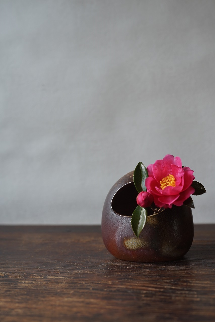 備前一輪花器　So Isezaki　ー山茶花ー