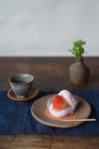 備前たたき小皿　Yoshiteru Takariki　ー大きな苺大福　ミルク餡ー