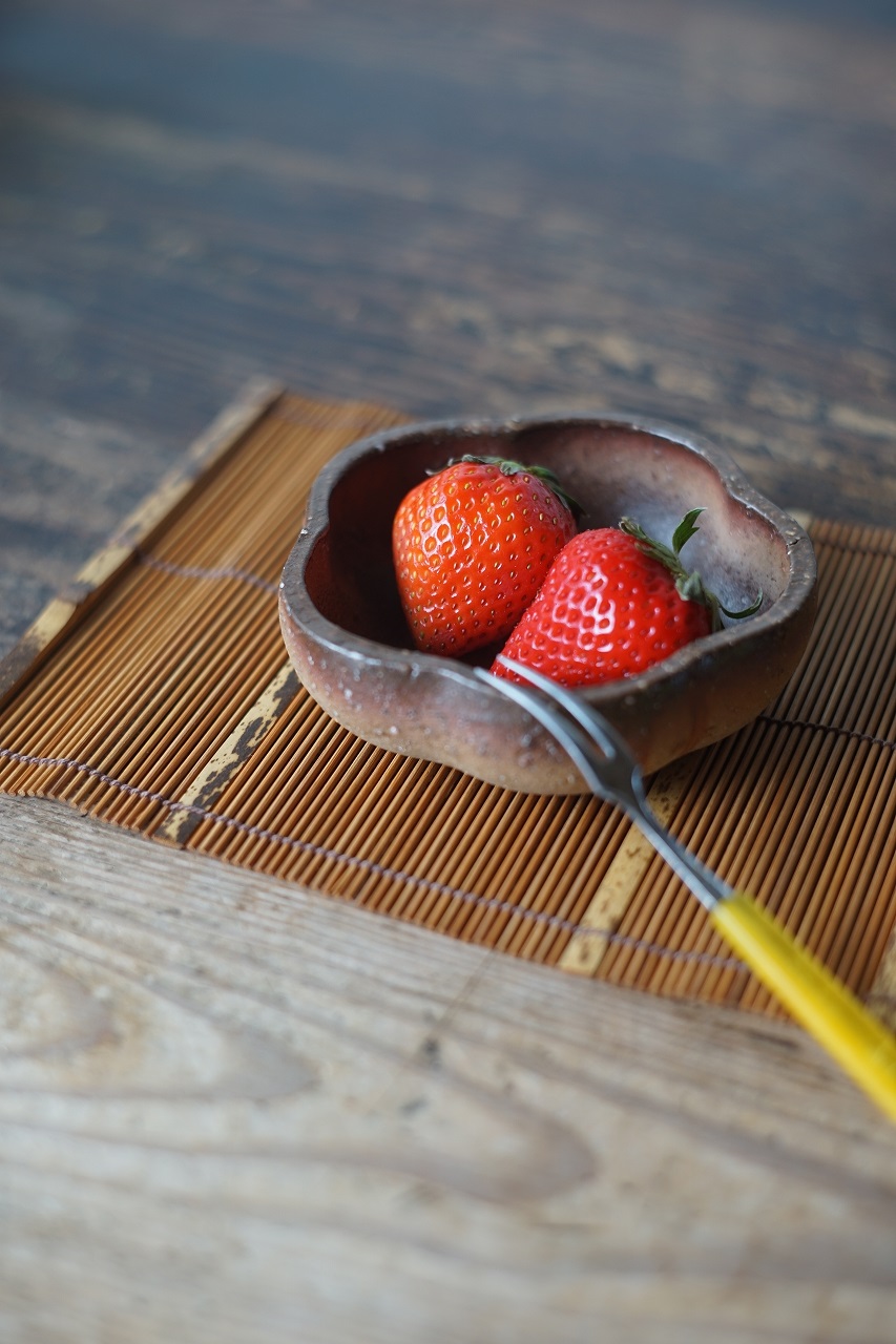 備前輪花小鉢　Masahiko Kondo　ー苺ー