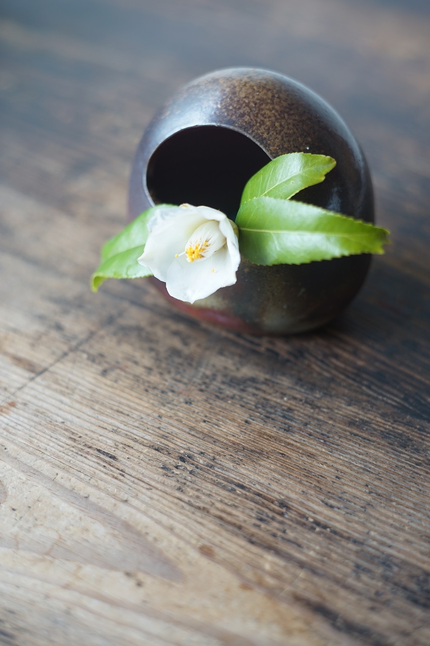 備前一輪花入　So Isezaki　ー金魚葉椿ー