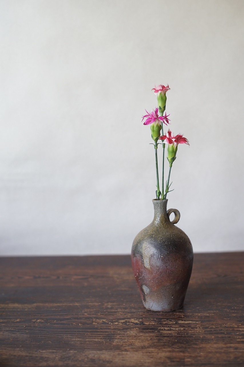 備前一輪花入　QuietHouse　ー星咲きスプレーカーネーションー