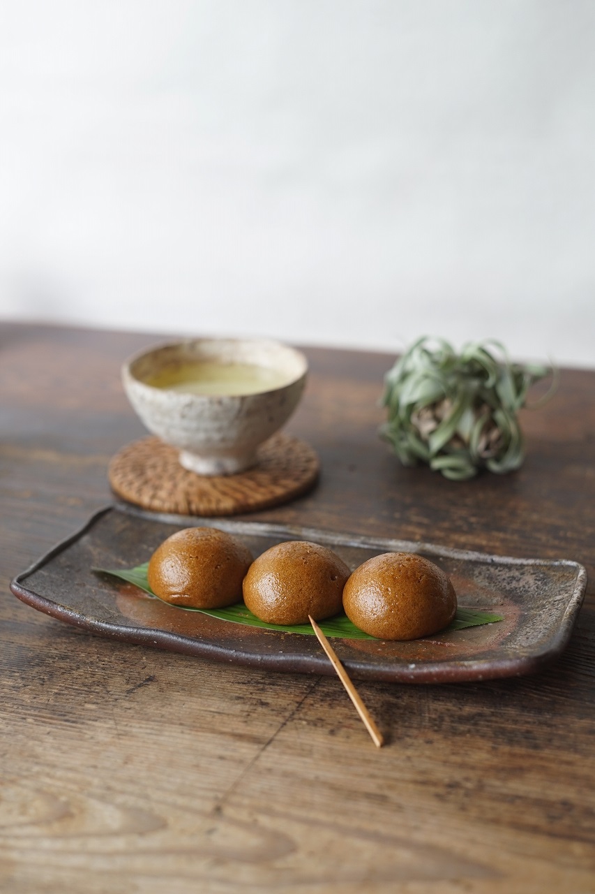 備前鮎皿　Sin Isezaki　ー黒糖饅頭ー