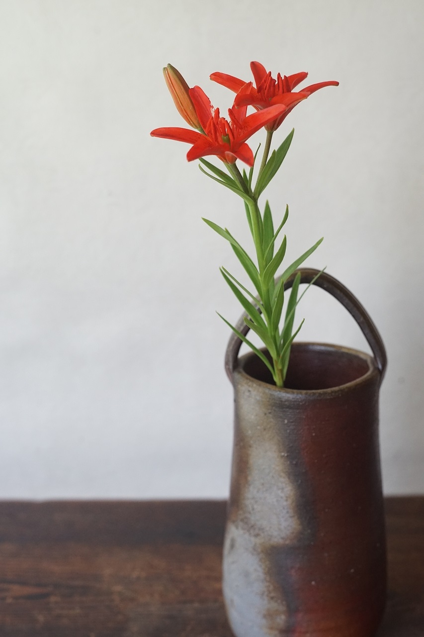 備前手付花入　Sin Isezaki　ー土佐姫百合ー