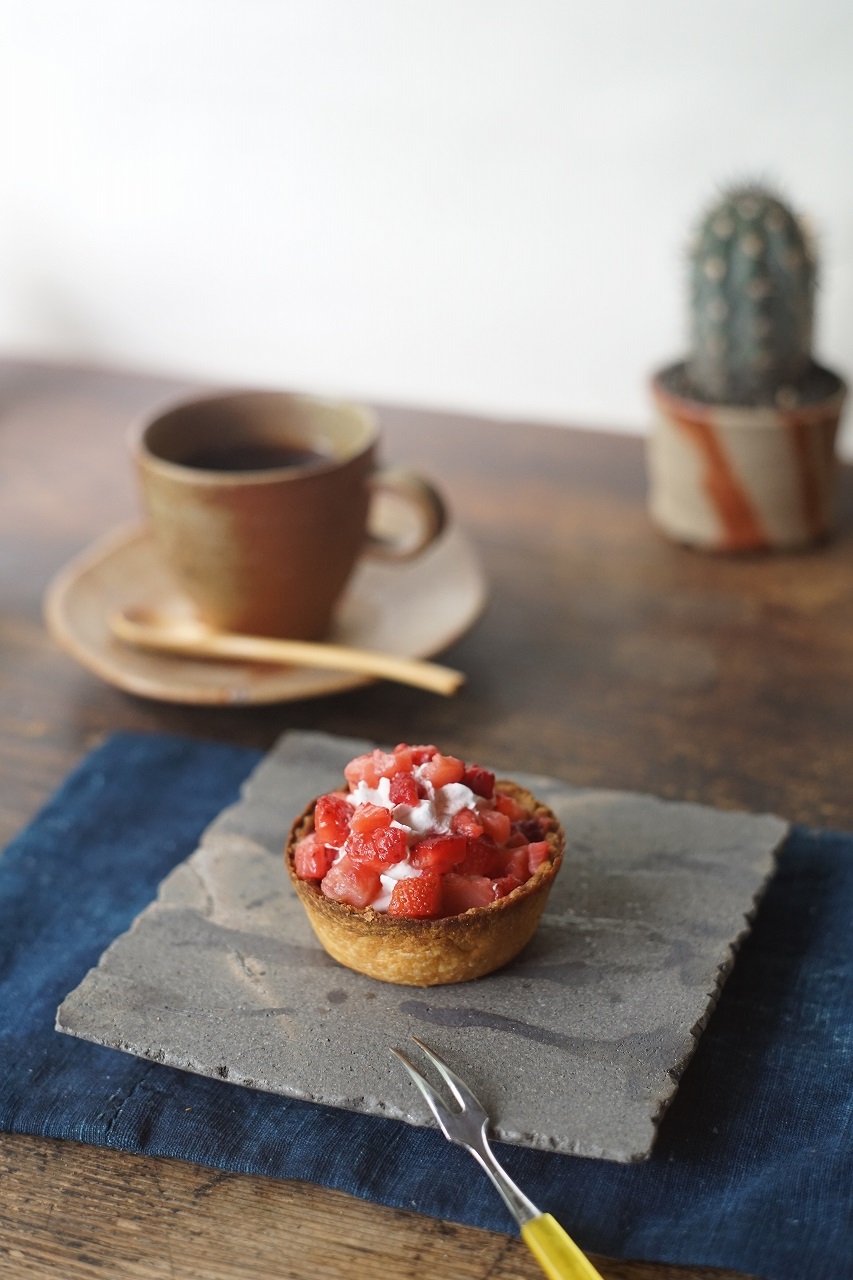 青備前角皿　Takuma Watanabe　ー角切りイチゴのタルトー