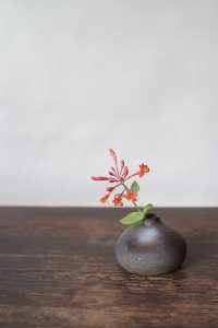 備前平花入　Takahiro Hosokawa　－突抜忍冬－