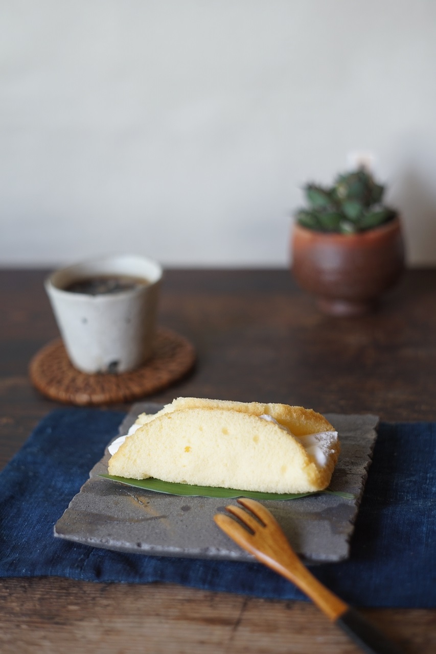 青備前角皿　Takuma Watanabe　－丸ごとミニバナナ－