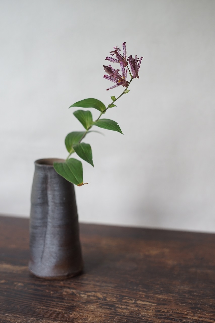 備前一輪花入　Yoshiteru Takariki　－杜鵑草－