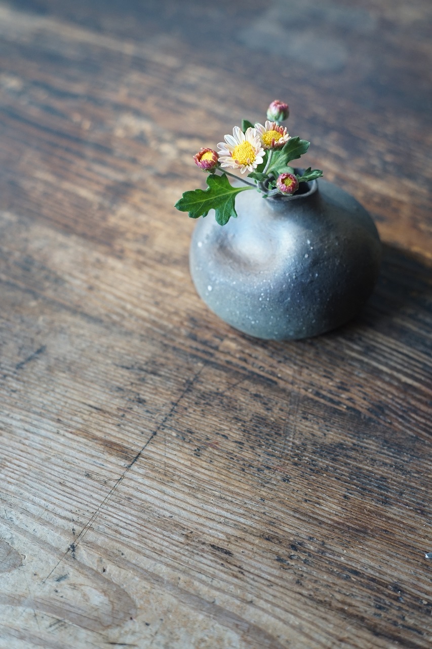 備前平花入　Takahiro Hosokawa　－小菊－