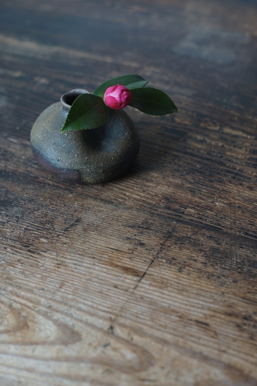 備前平花入　Takahiro Hosokawa　－山茶花－