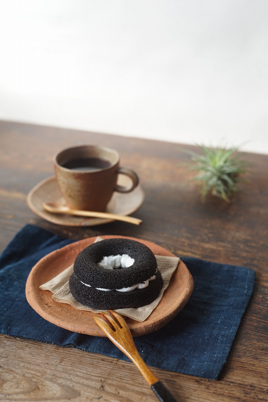 備前しらふ平皿　Takahiro Hosokawa　ー黒いフィナンシェケーキー