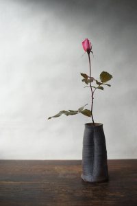 備前一輪花入　Yoshiteru Takariki　－薔薇－
