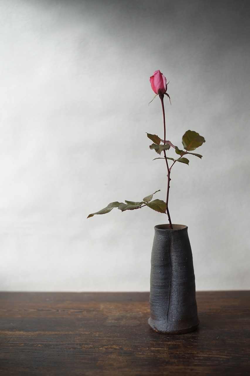 備前一輪花入 Yoshiteru Takariki -薔薇-