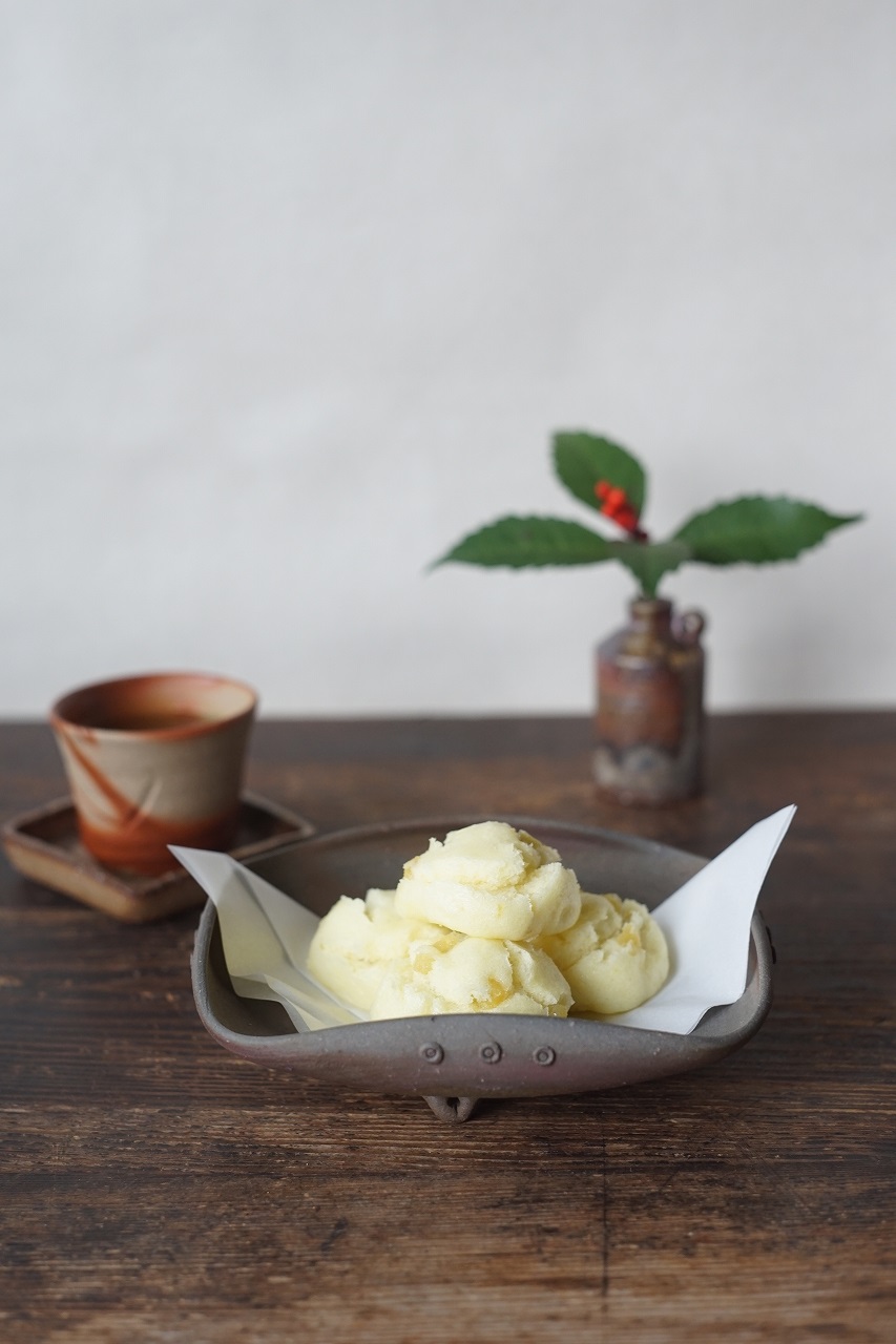 伊部四方三つ足鉢　Gousuke Yashiro　ー鬼まんじゅうー