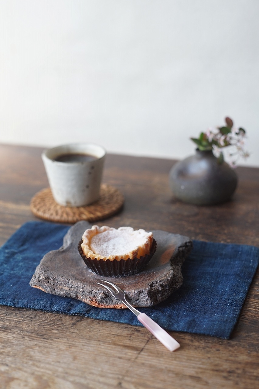 備前陶片正方小皿　Takahiro Hosokawa　－チーズタルト－