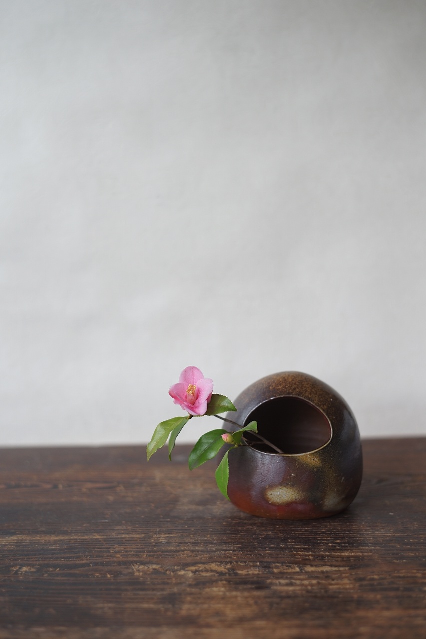 備前一輪花入　So Isezaki　－椿－