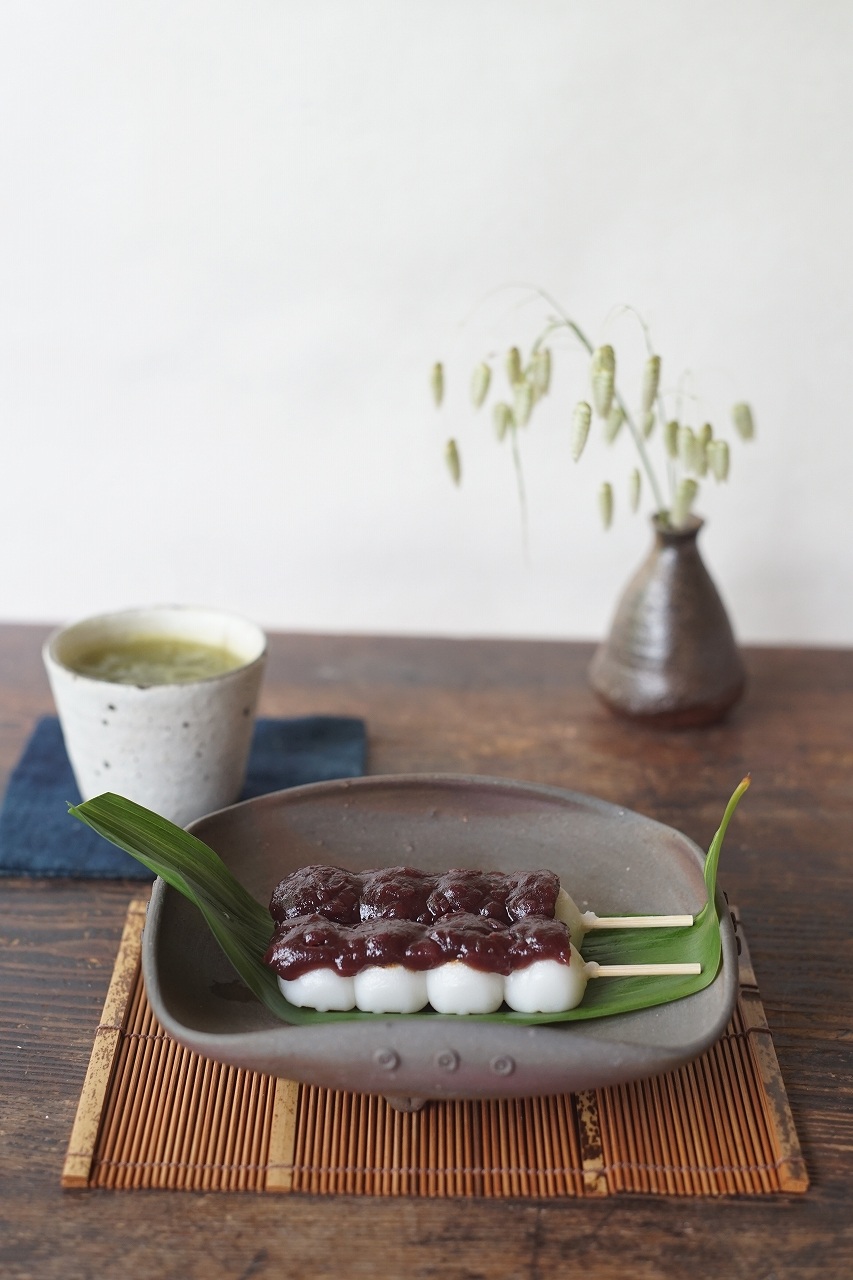 伊部四方三つ足鉢　Gousuke Yashiro　－串だんご－