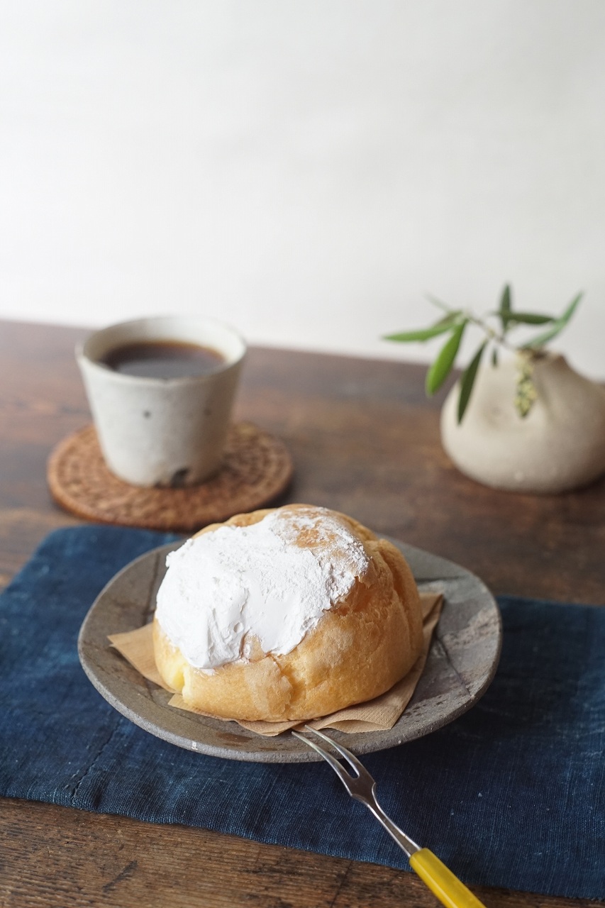 青備前六角皿　Takuma Watanabe　－クリーム入れすぎ大きなツインシュー－