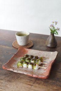 備前自然練込角皿　Naoki Yokoyama　－抹茶餡と黒蜜の串だんご－