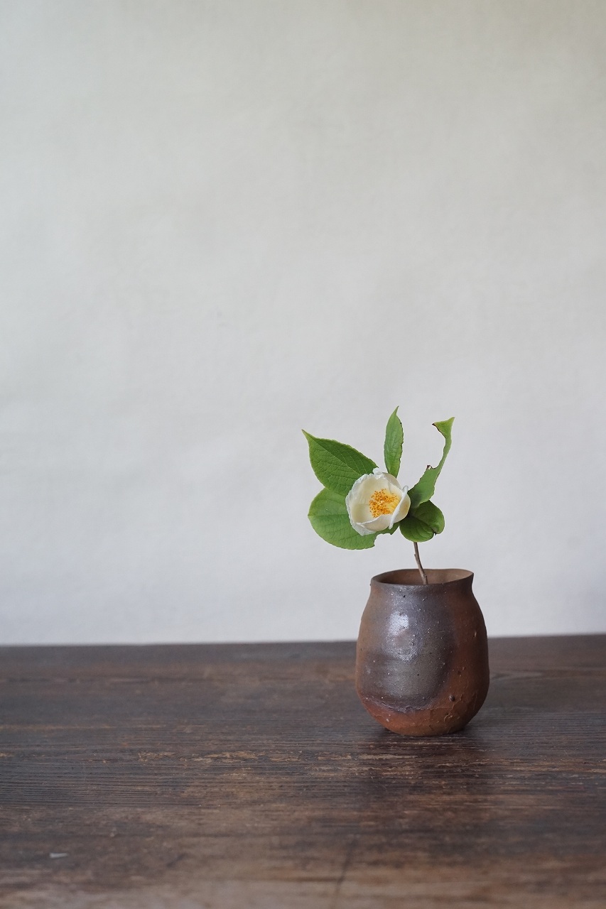 備前小壷　Yoshiteru Takariki　－夏椿－