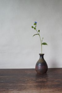 伊部一輪花入　Gousuke Yashiro　－露草－
