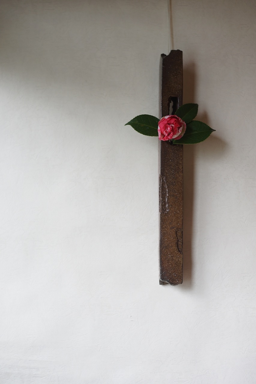 備前四方掛花入　Takahiro Hosokawa　－太神楽椿－