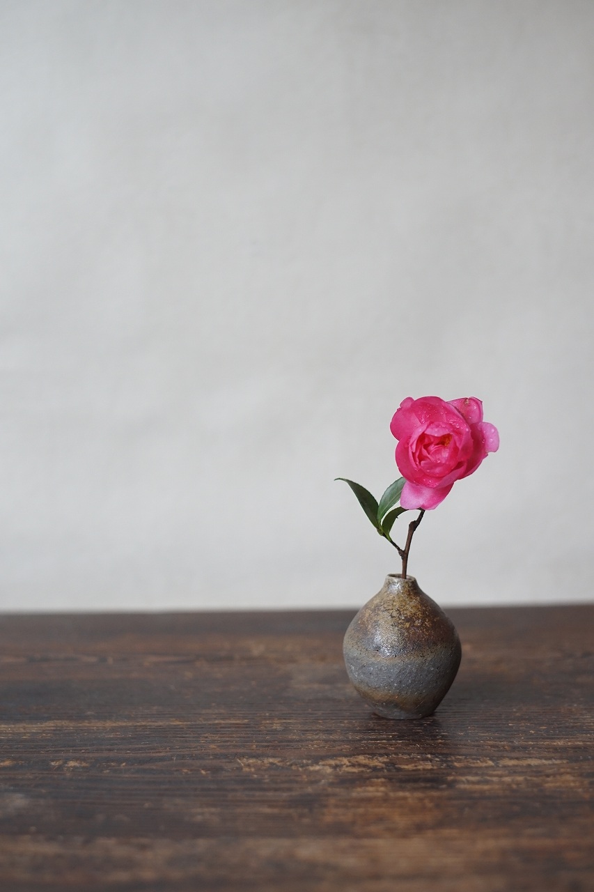 備前ミニまる花器　QuietHouse　－山茶花－