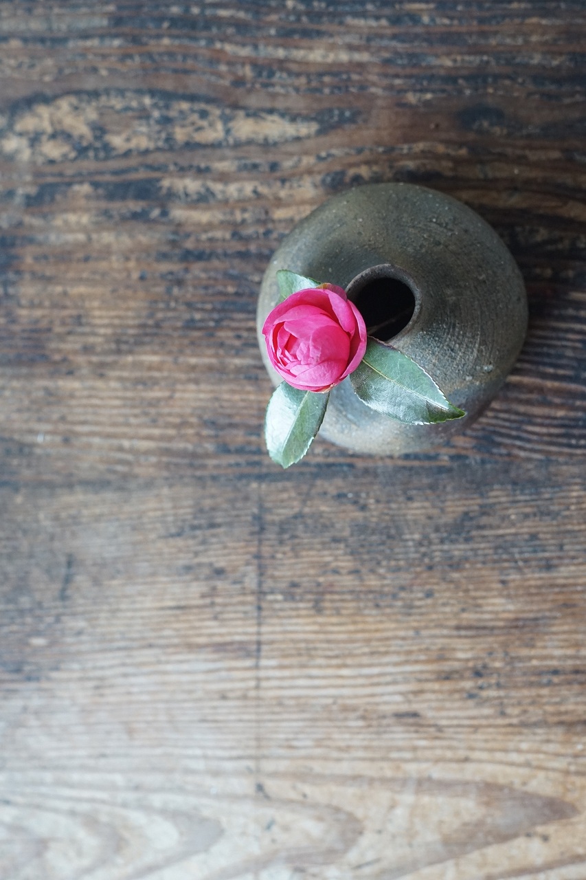 備前平花入　Takahiro Hosokawa　ー山茶花ー