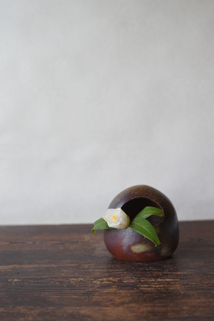 備前一輪花器　So Isezaki　－金魚葉椿－