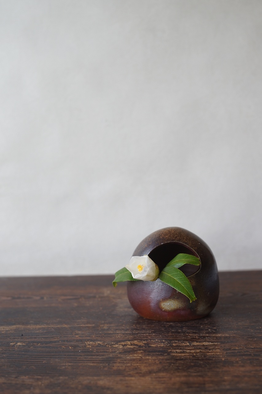 備前一輪花器　So Isezaki　－金魚葉椿－