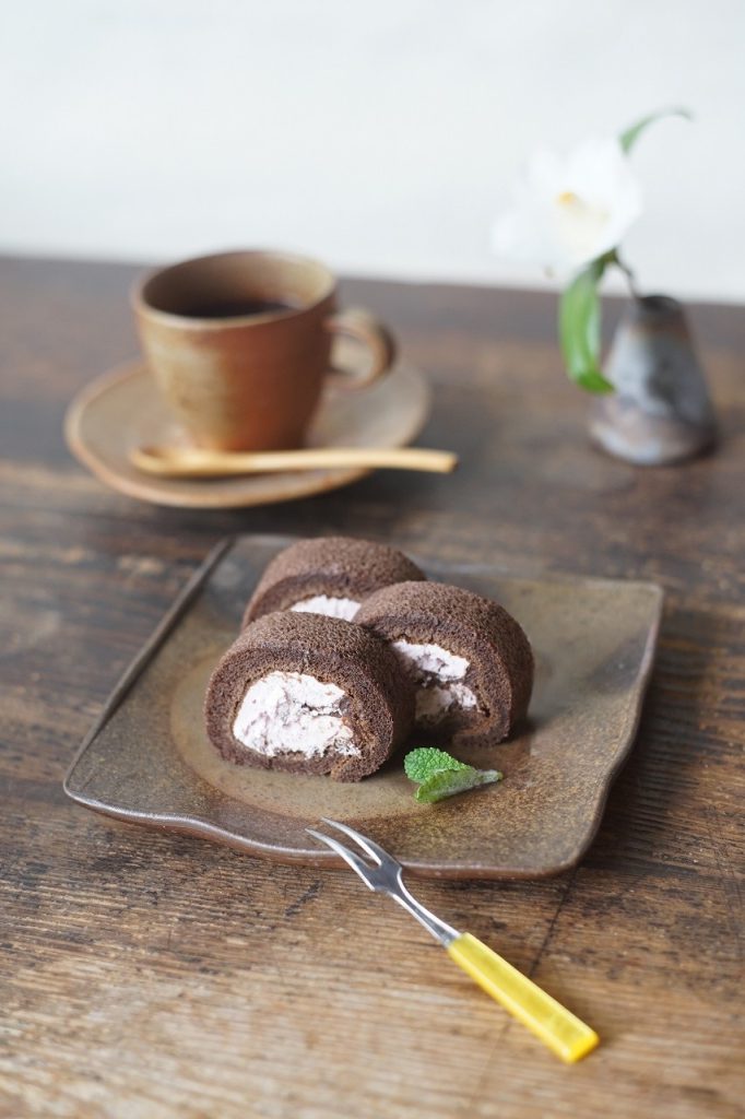 備前正方たたき小皿　Sin Isezaki　ーもち食感ロール（いちごクリーム）ー