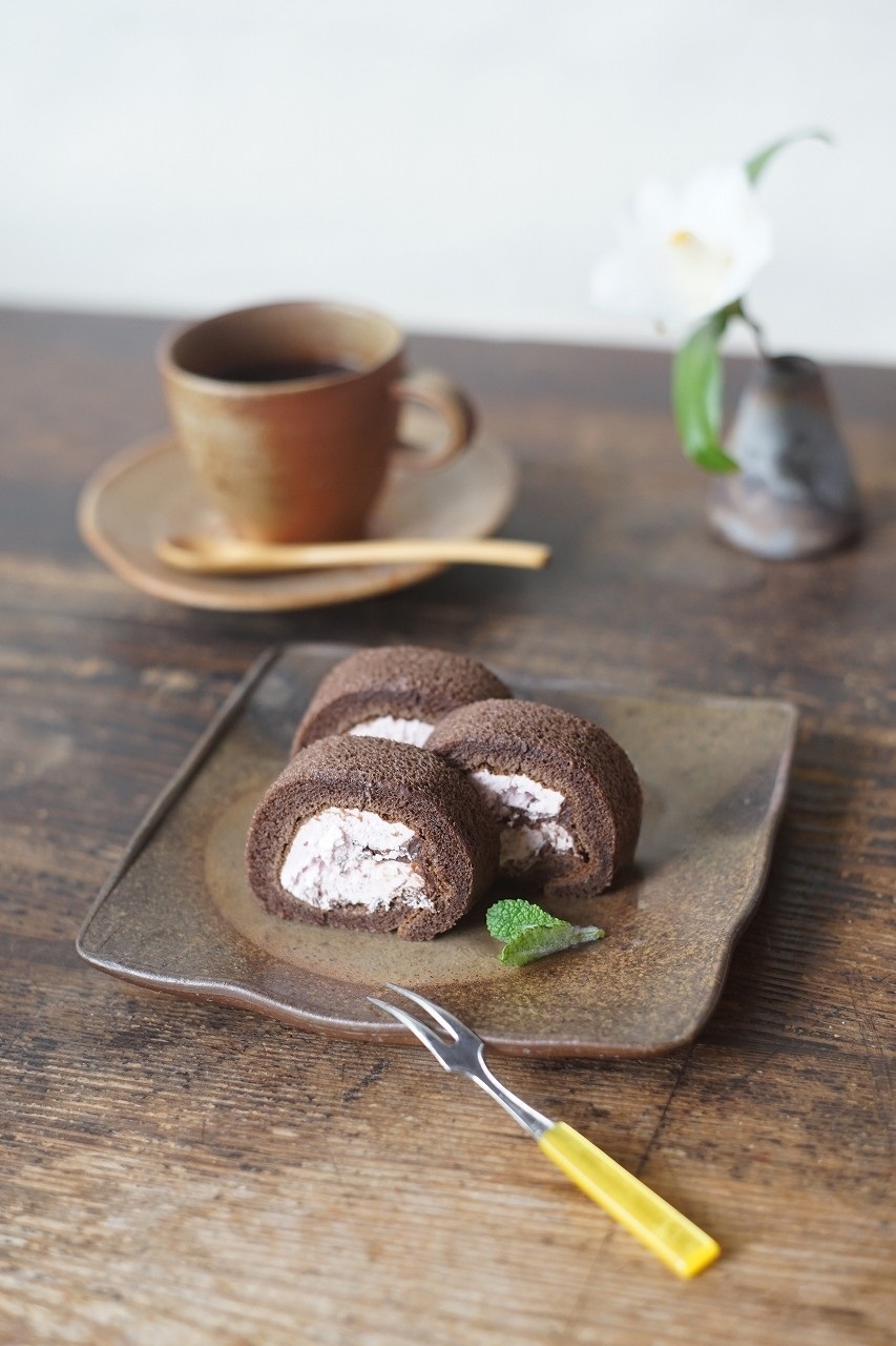 備前正方たたき小皿　Sin Isezaki　ーもち食感ロール（いちごクリーム）ー