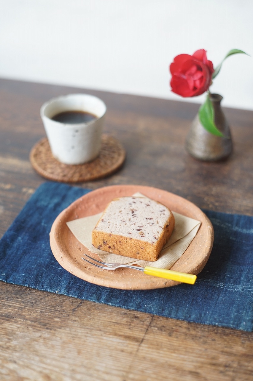 備前しらふ平皿　Takahiro Hosokawa　－小豆のパウンドケーキ－