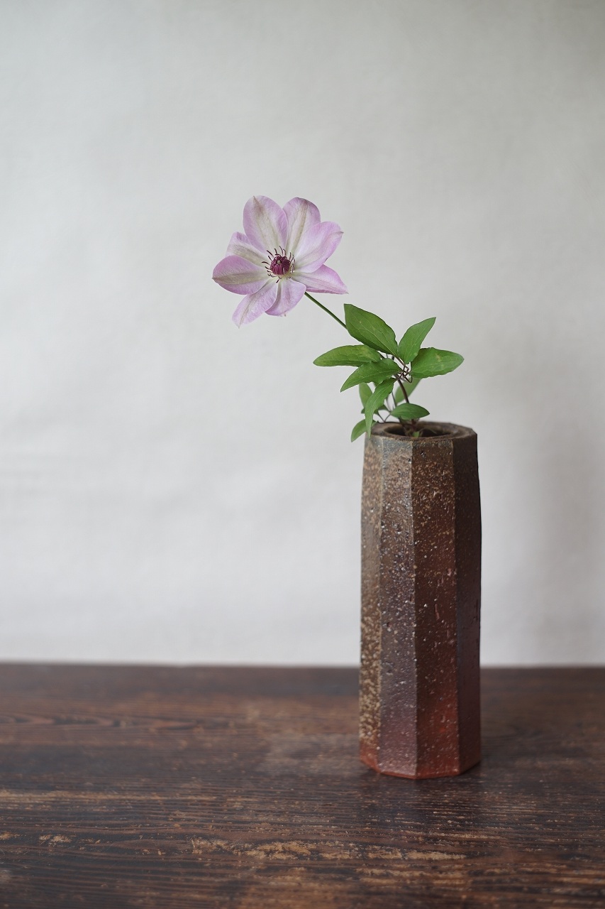 備前面取筒花入　Mamoru Taku　－クレマチス－