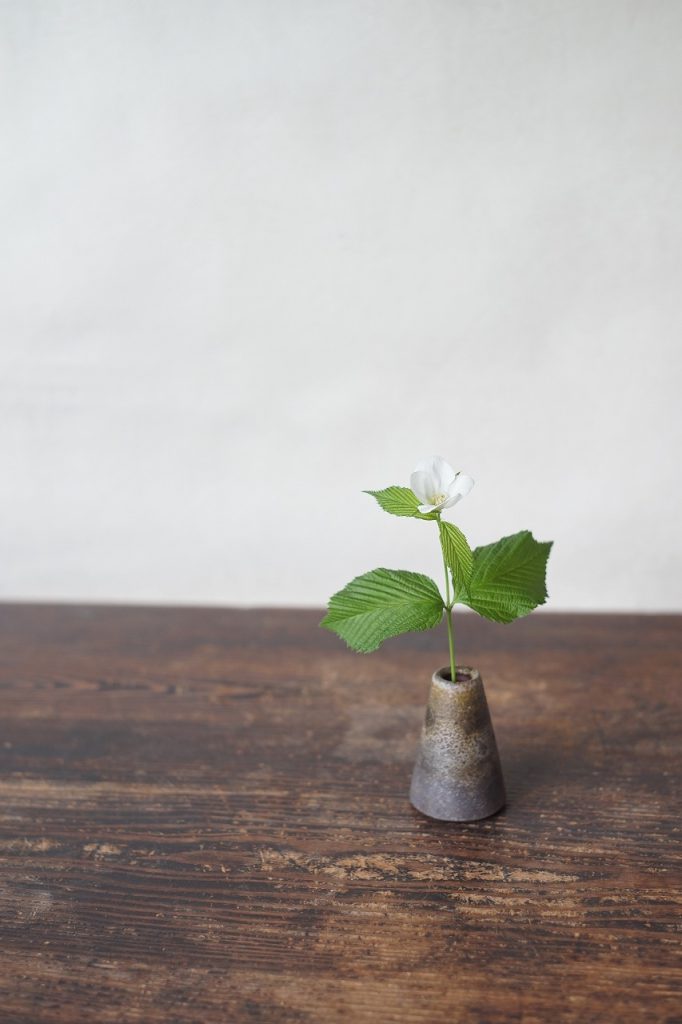 備前まっすぐミニ花器　QuietHouse　－白山吹－