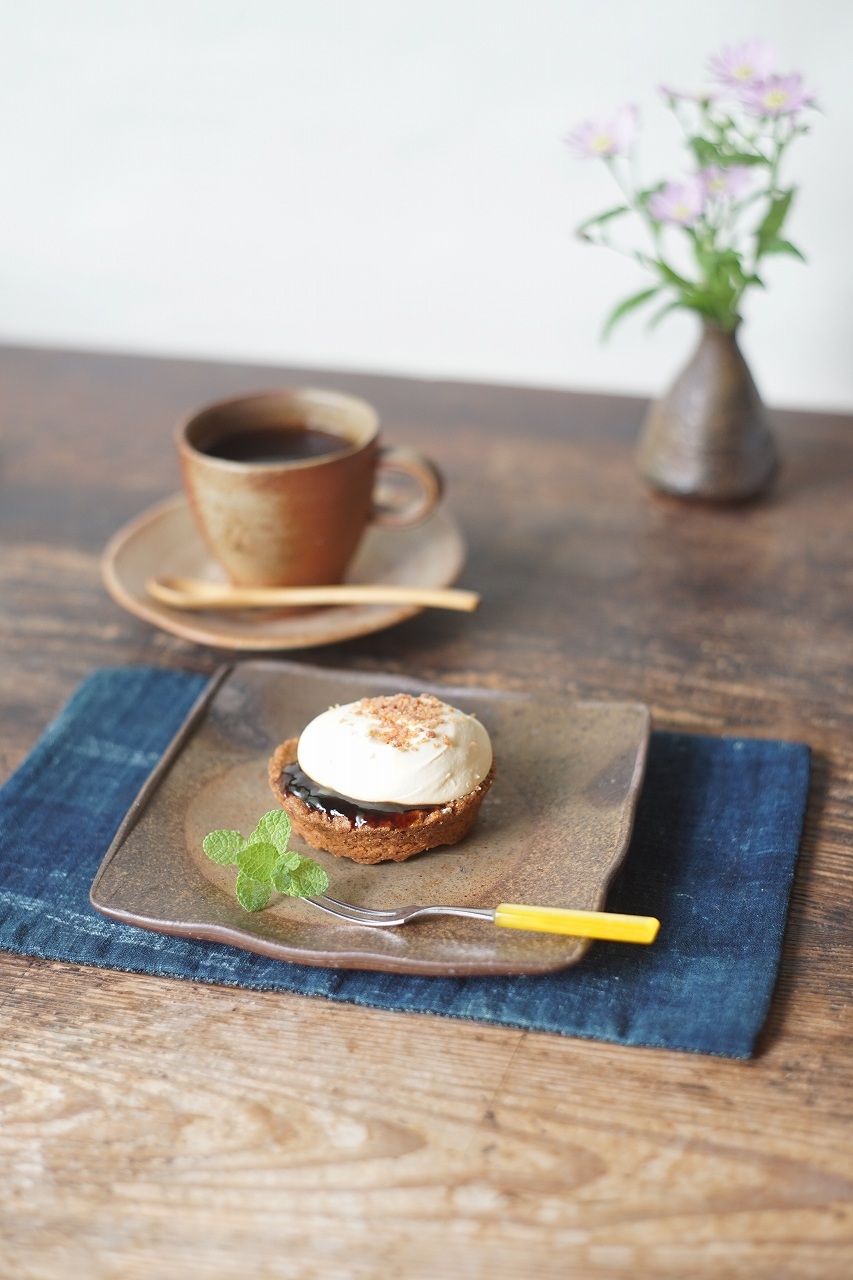 備前正方たたき小皿　Sin Isezaki　－Uchi Café×八天堂とろ～りカスタードタルト－