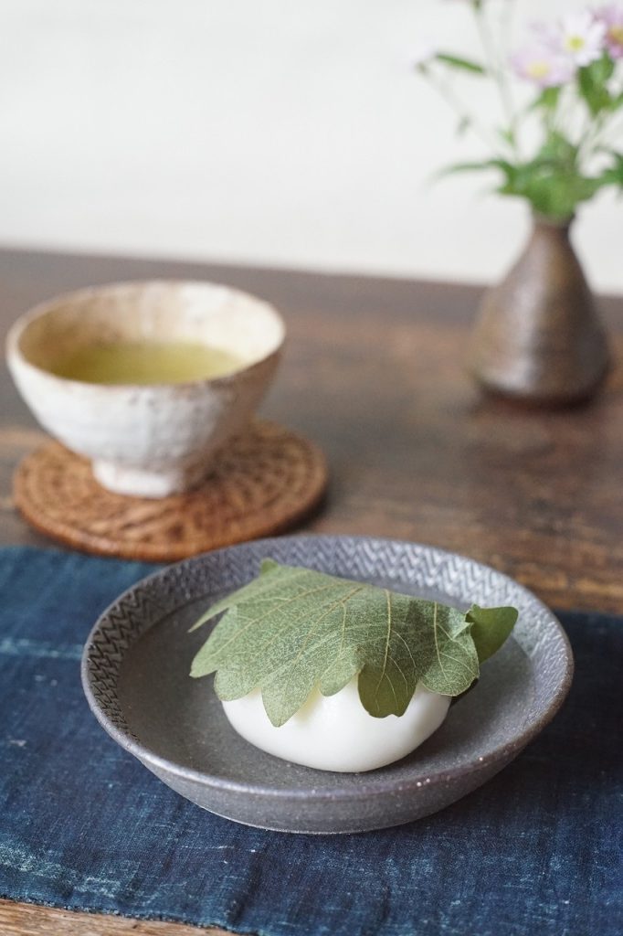 青備前平向付　Takuma Watanabe　－柏餅－