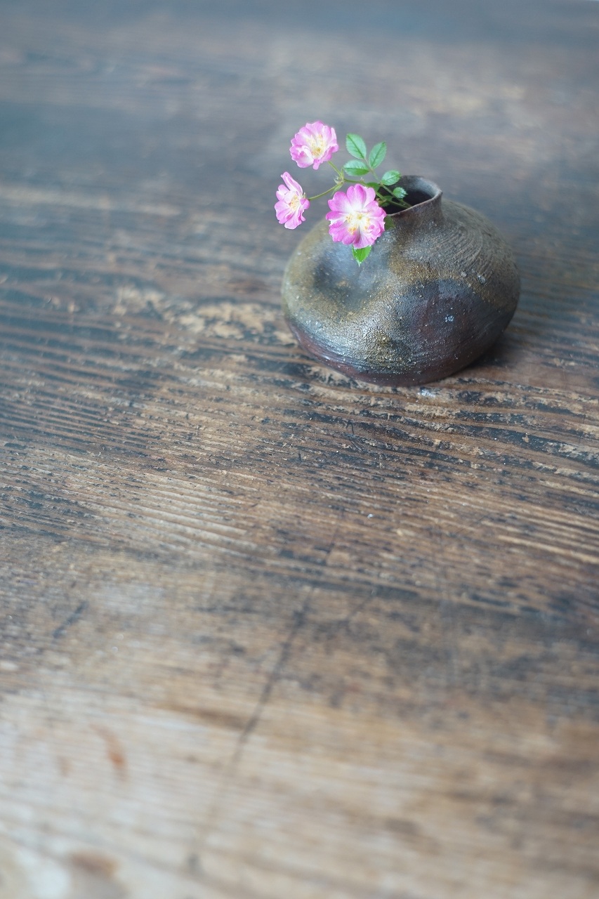 備前平花入 Takahiro Hosokawa ーミニ薔薇ー
