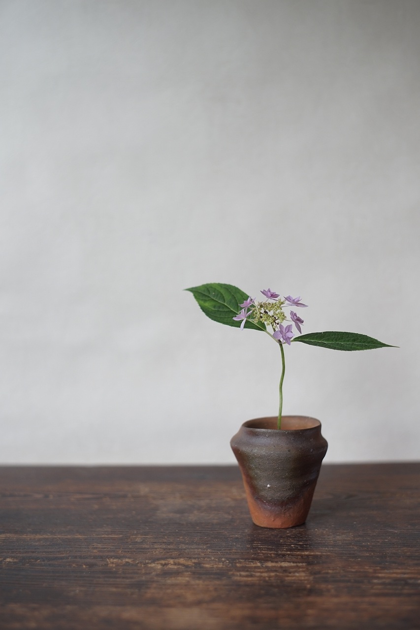備前小壷　高力芳照　－山紫陽花－