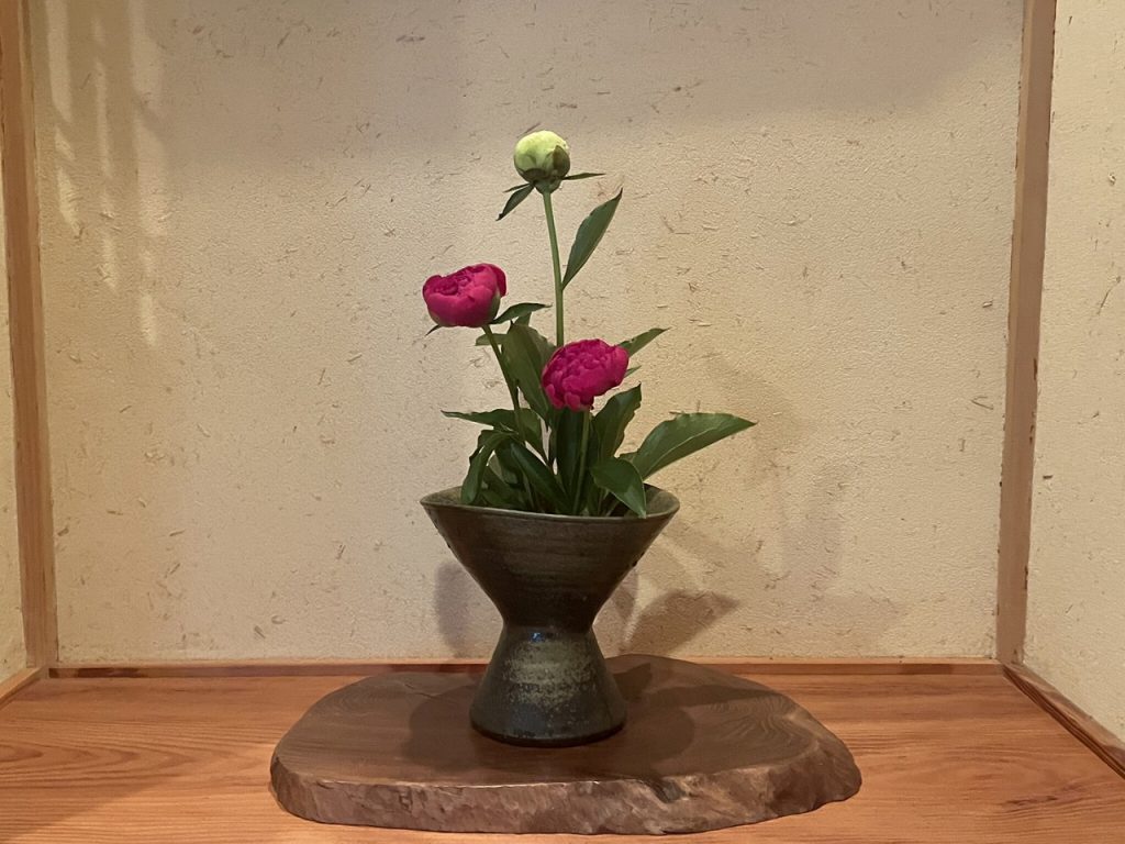 立鼓花入と芍薬
