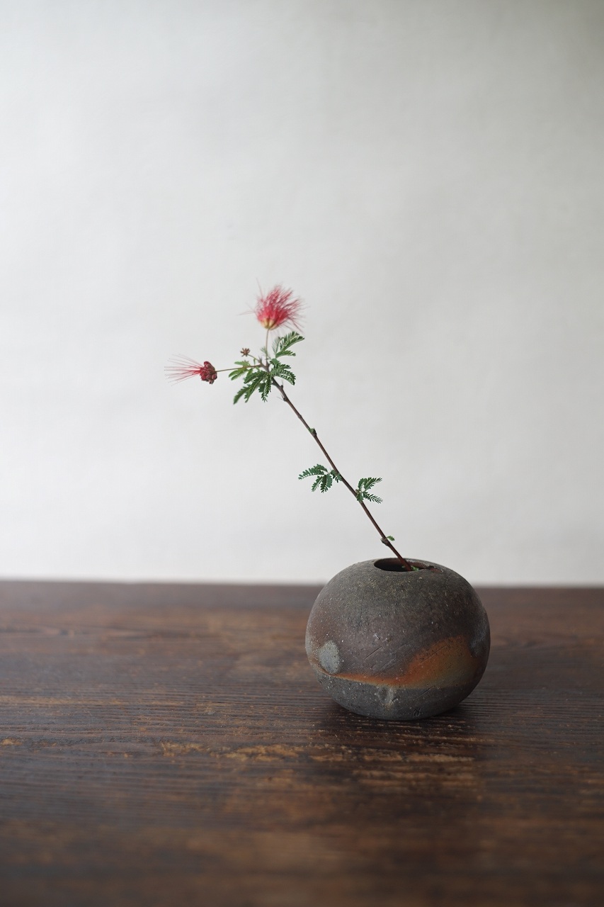 備前まる花器 クワイエットハウス -緋合歓-
