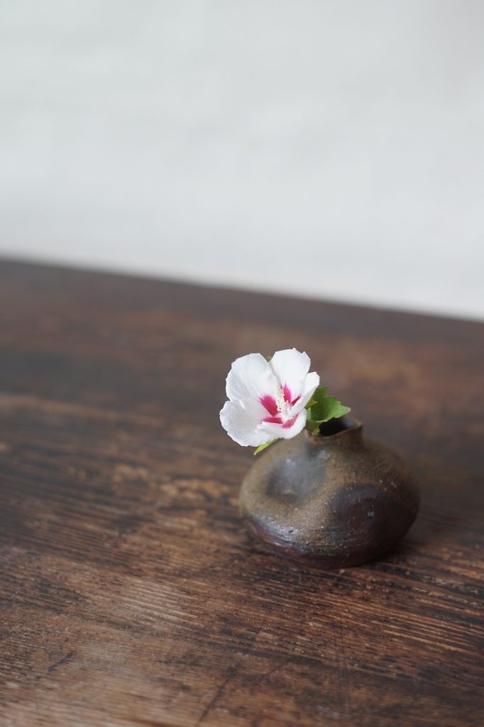 備前平花入　細川敬弘　－宗旦木槿－