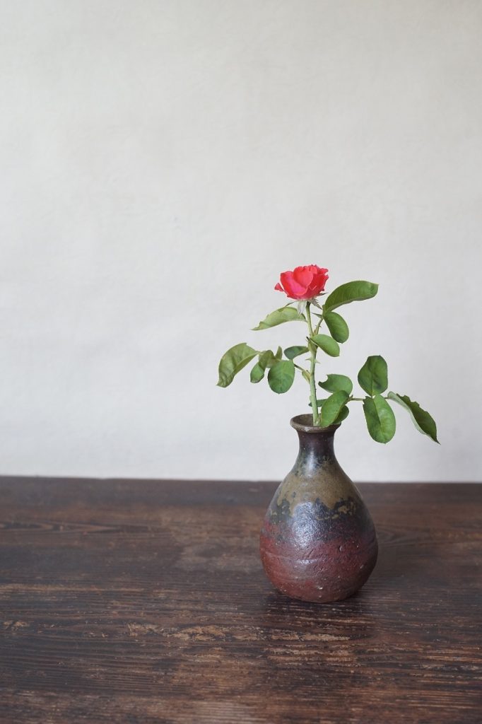伊部一輪花入　屋代剛右　－蔓薔薇－