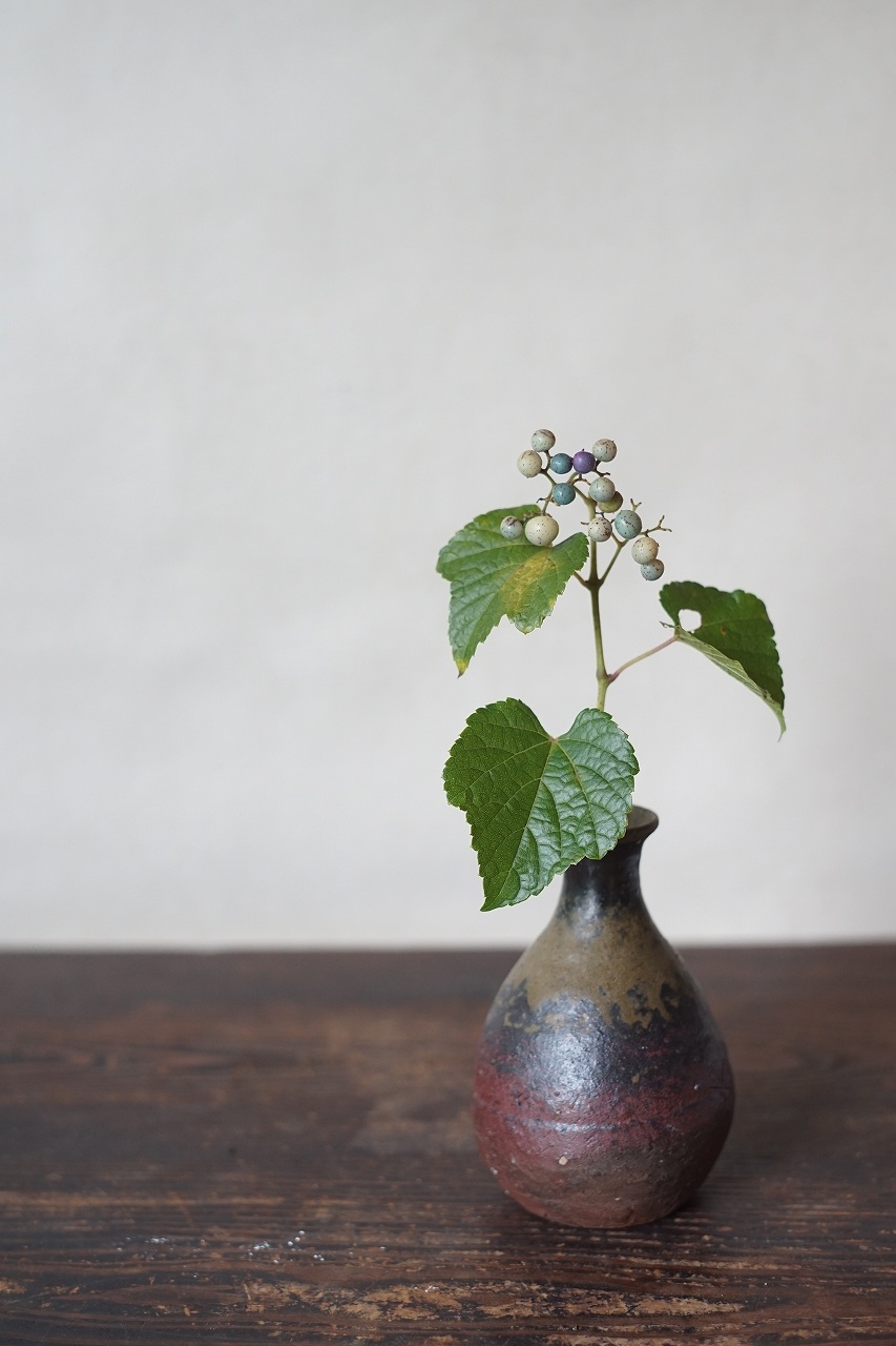 伊部一輪花入　屋代剛右　－野葡萄－
