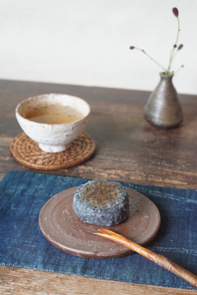 備前陶板 高力芳照 -粗搗き大福 黒胡麻-