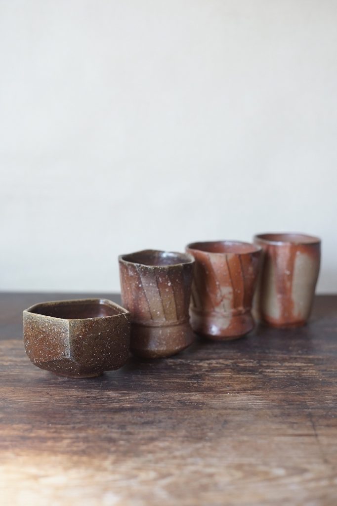 素朴な土の表情を楽しみながら、晩酌を愉しむ備前焼の酒器