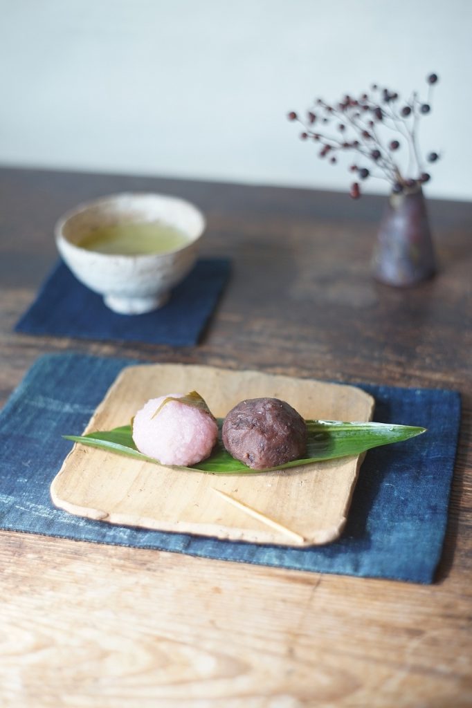 伊部四方たたき皿 屋代剛右 -桜餅とおはぎ-