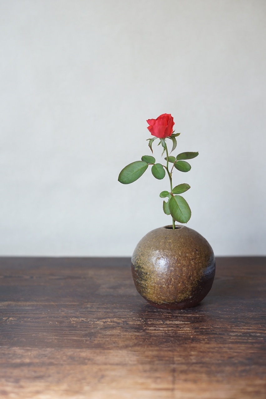 備前一輪挿し 高力芳照 -蔓薔薇-