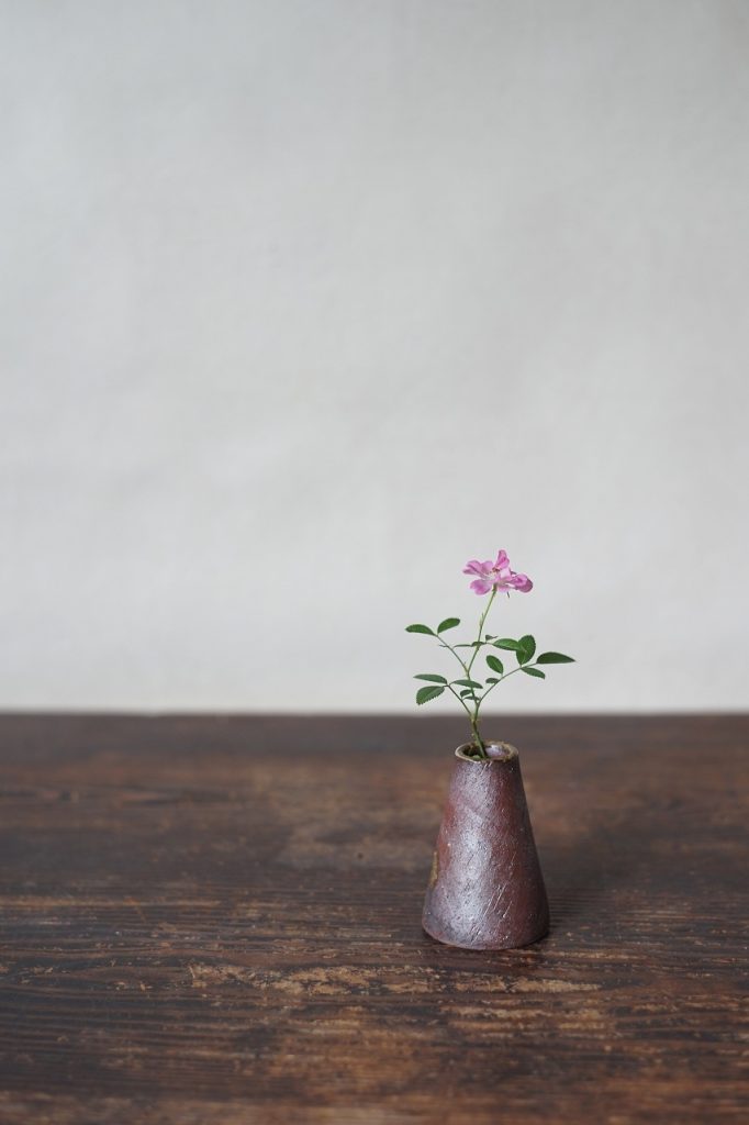 備前まっすぐミニ花器　QuietHouse　－ミニ薔薇－